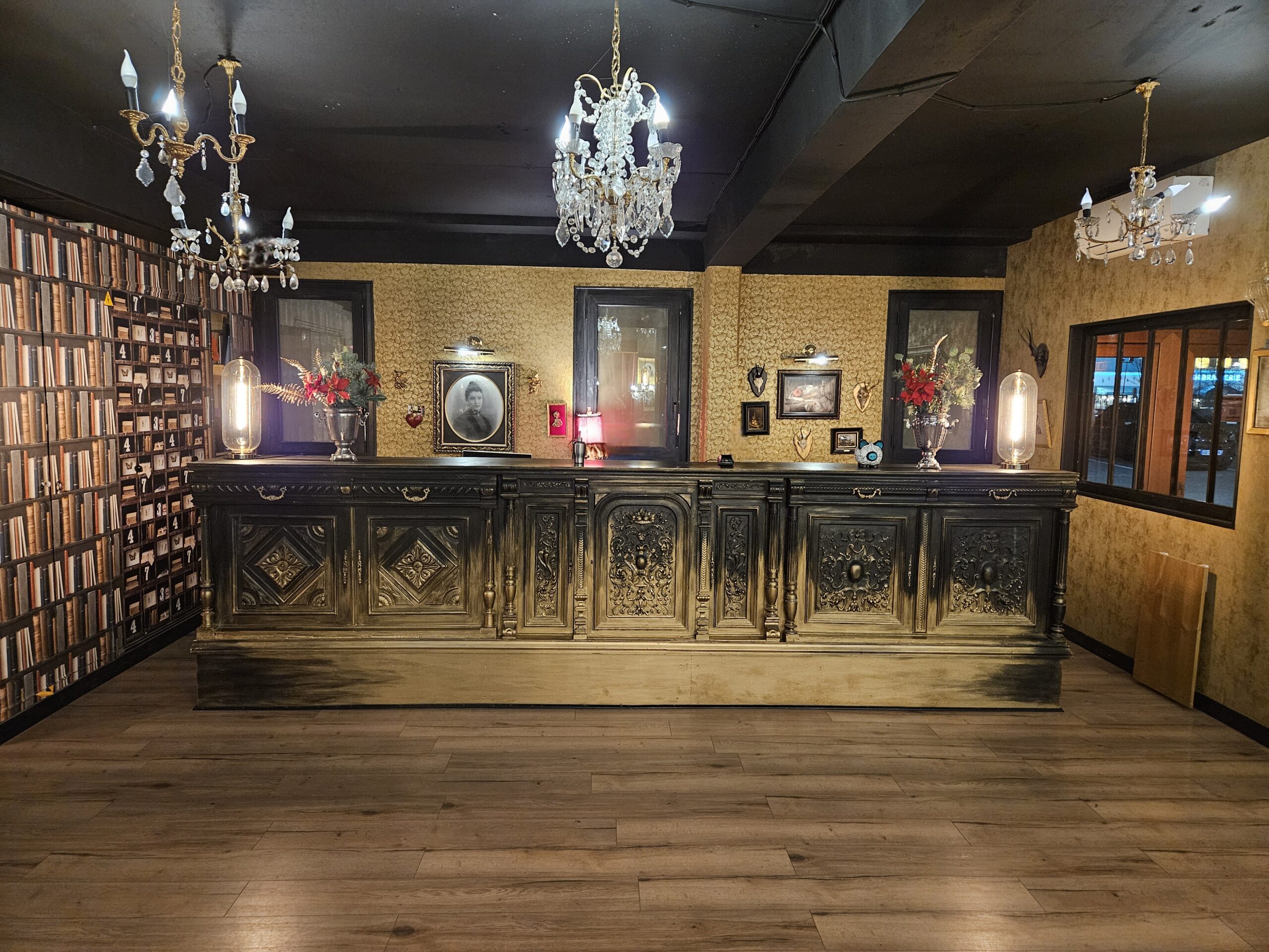 Décoration inspirant un cabinet de curiosités chez Neurones Escape Game