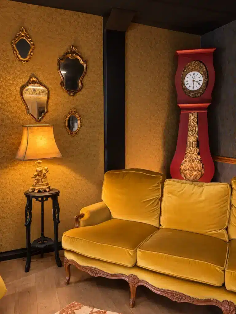 Canapé et horloge — salle de réception Neurones à Éragny